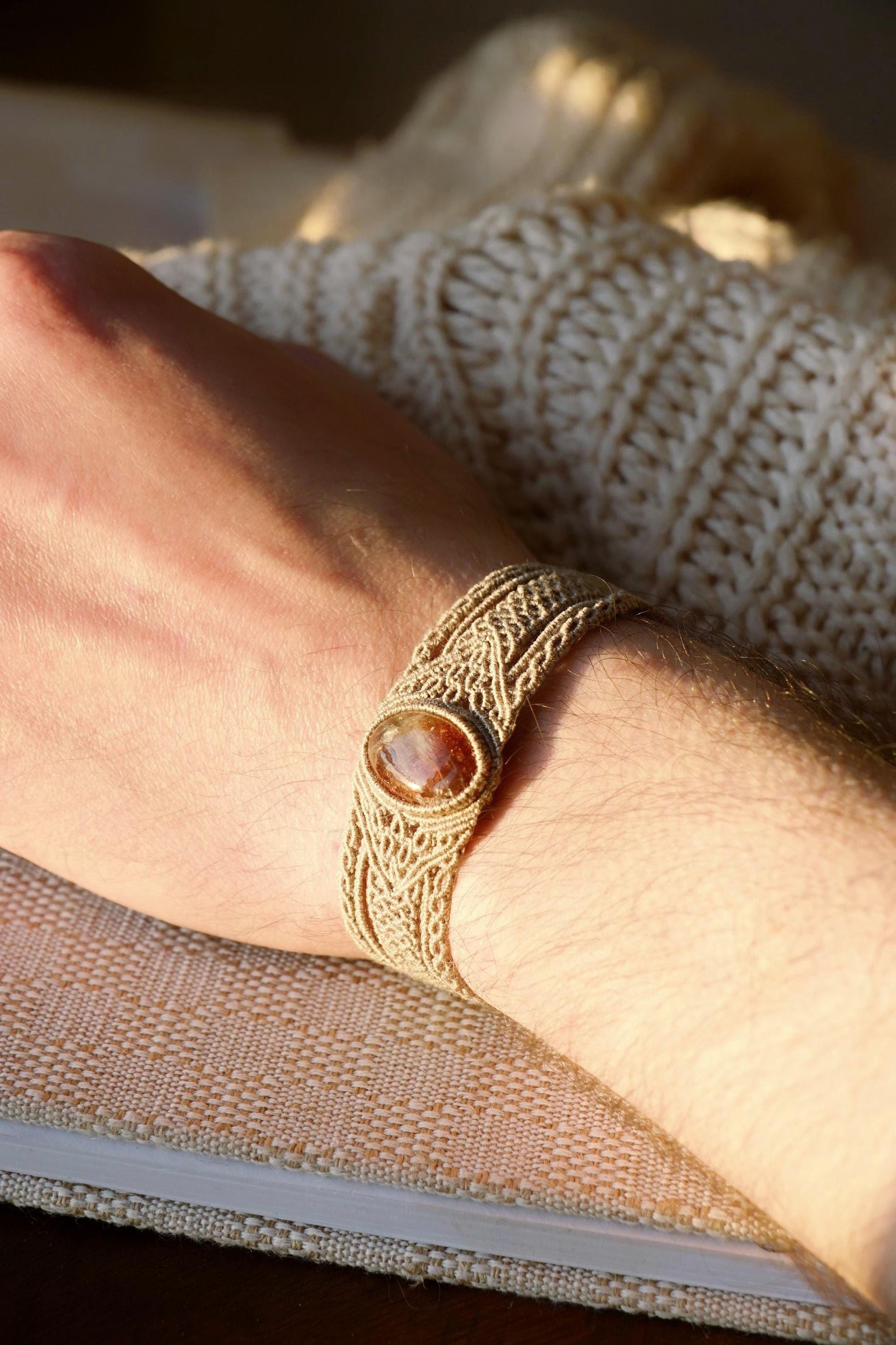 Bracelet manchette en micro macramé avec pierre de soleil de l’Oregon - Coton & Astrance