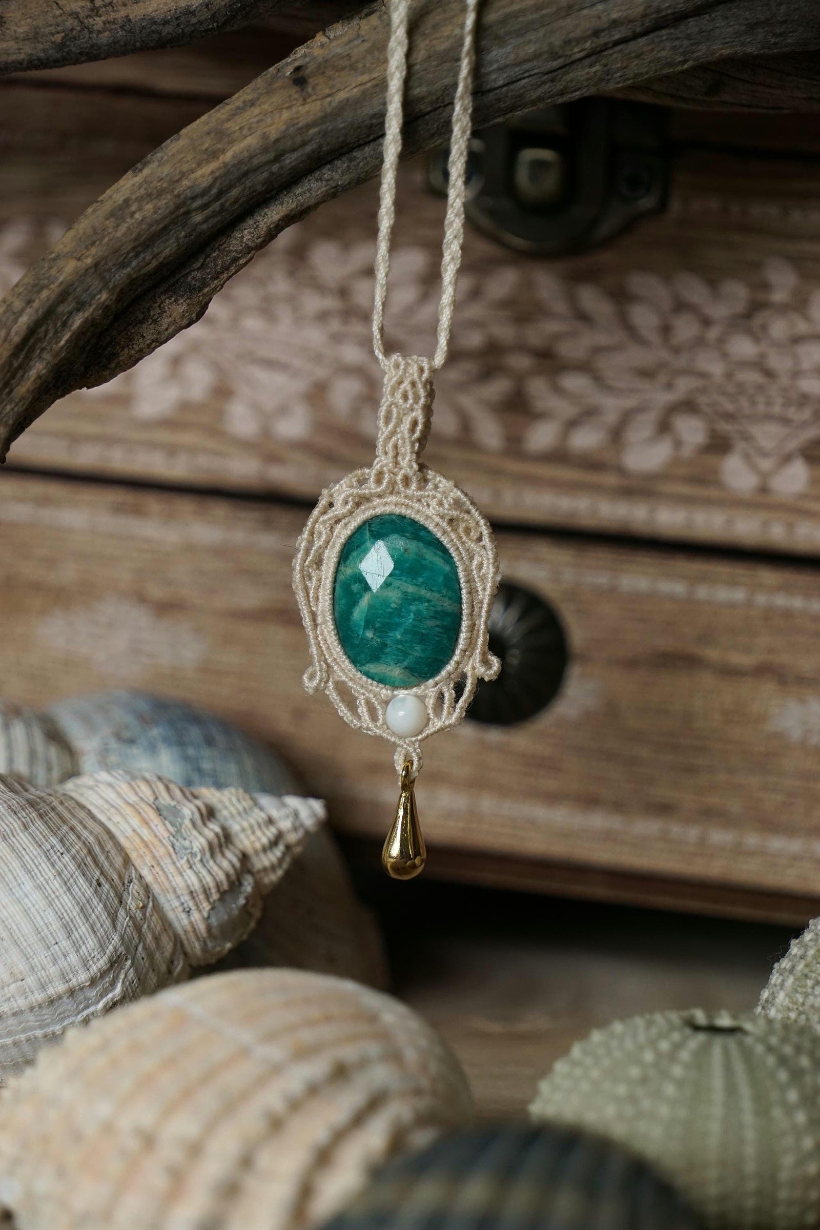 Collier Sautoire Micro Macramé avce Amazonite, Nacre & Goutte Doré - Coton & Astrance