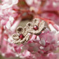 Puces d’Oreilles Florales en Micro Macramé avec grenat rouge - Coton & Astrance