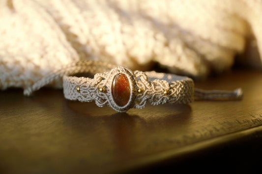 Bracelet manchettee en micro macramé avec pierre de soleil de l’Oregon - Coton & Astrance