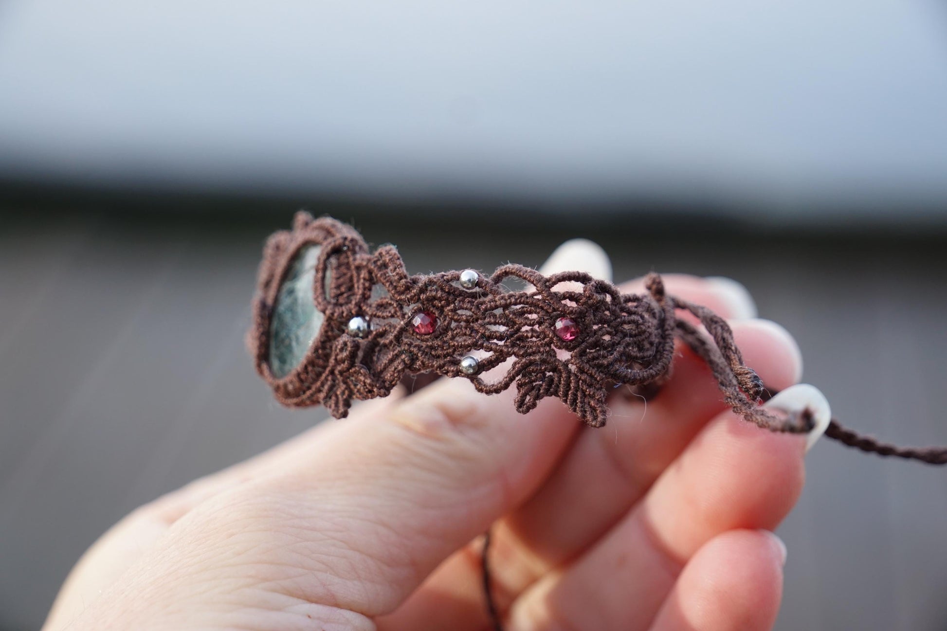 Bracelet manchette en Pierre de Soleil de l'Oregon et Grenat Rouge - Coton & Astrance