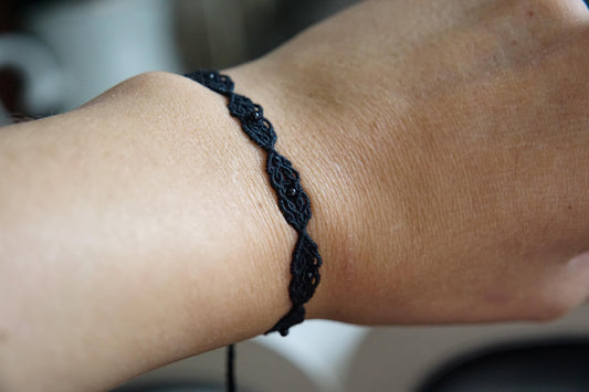 Bracelet Fin Gothique en Micro macramé Noir avec Perles d’Agate - Coton & Astrance