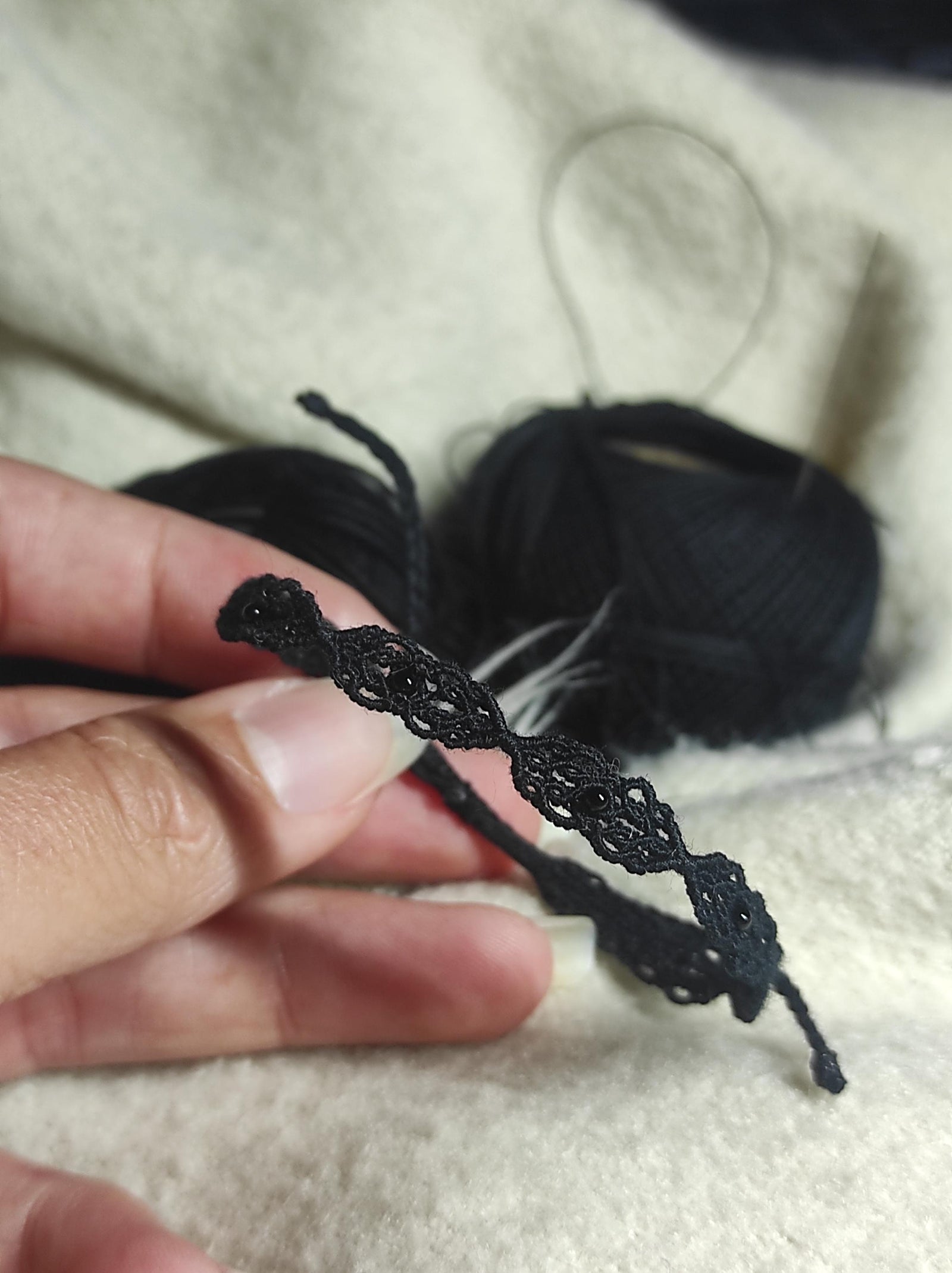 Bracelet Fin Gothique en Micro macramé Noir avec Perles d’Agate - Coton & Astrance