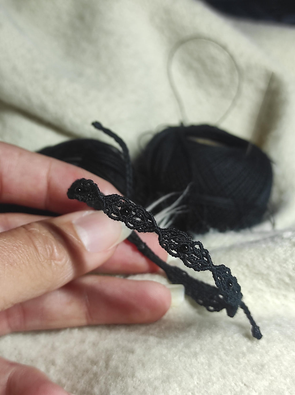 Bracelet Fin Gothique en Micro macramé Noir avec Perles d’Agate - Coton & Astrance