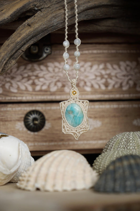 Pendentif Larimar et Nacre en Micro Macramé - Coton & Astrance