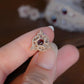 Mono Puce d’Oreille Triquetra en Micro Macramé et grenat rouge - Coton & Astrance