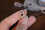 Mono Puce d’Oreille Triquetra en Micro Macramé et grenat rouge - Coton & Astrance