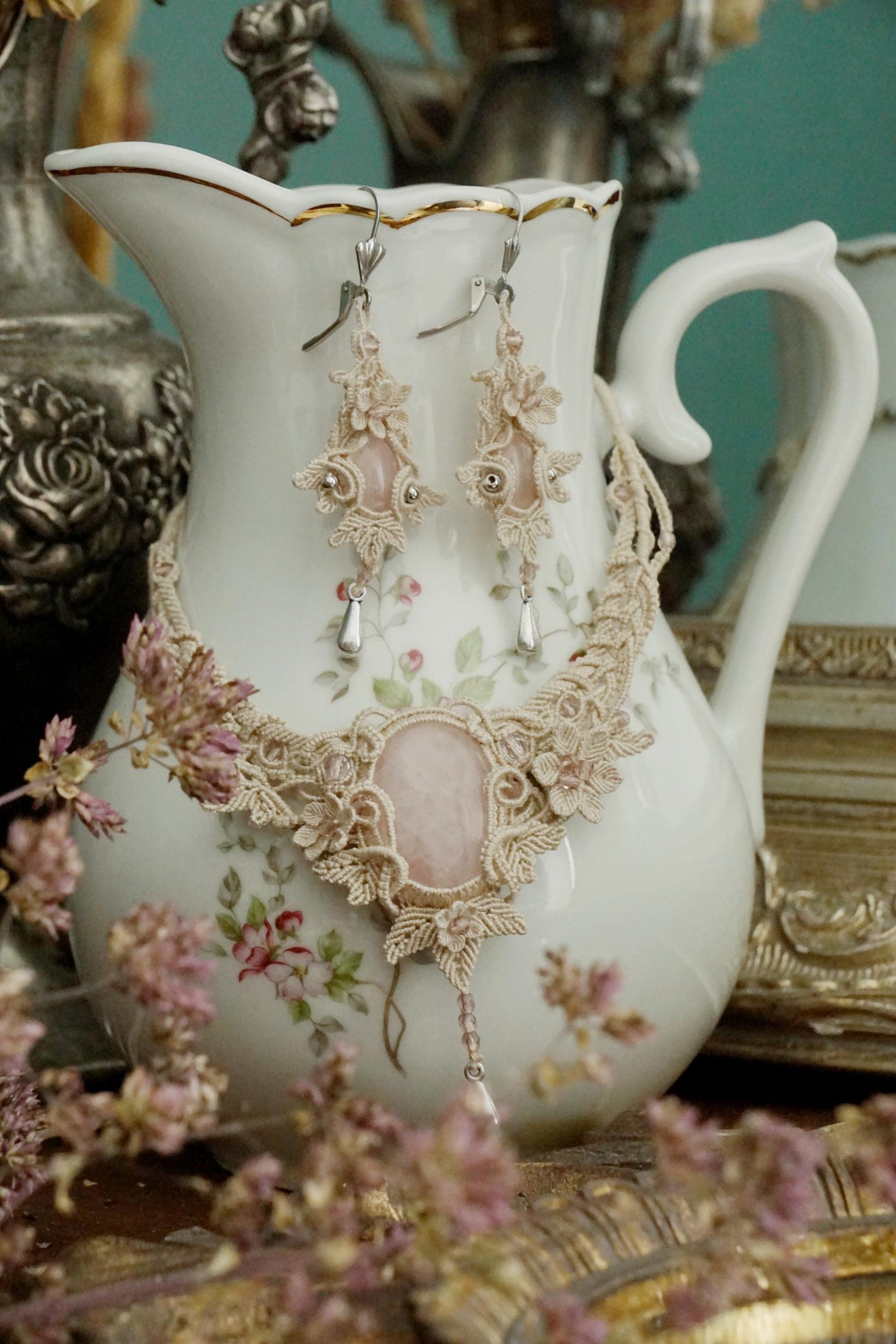 Boucles d’Oreilles Elfique en Micro Macramé avec Quartz Rose - Coton & Astrance