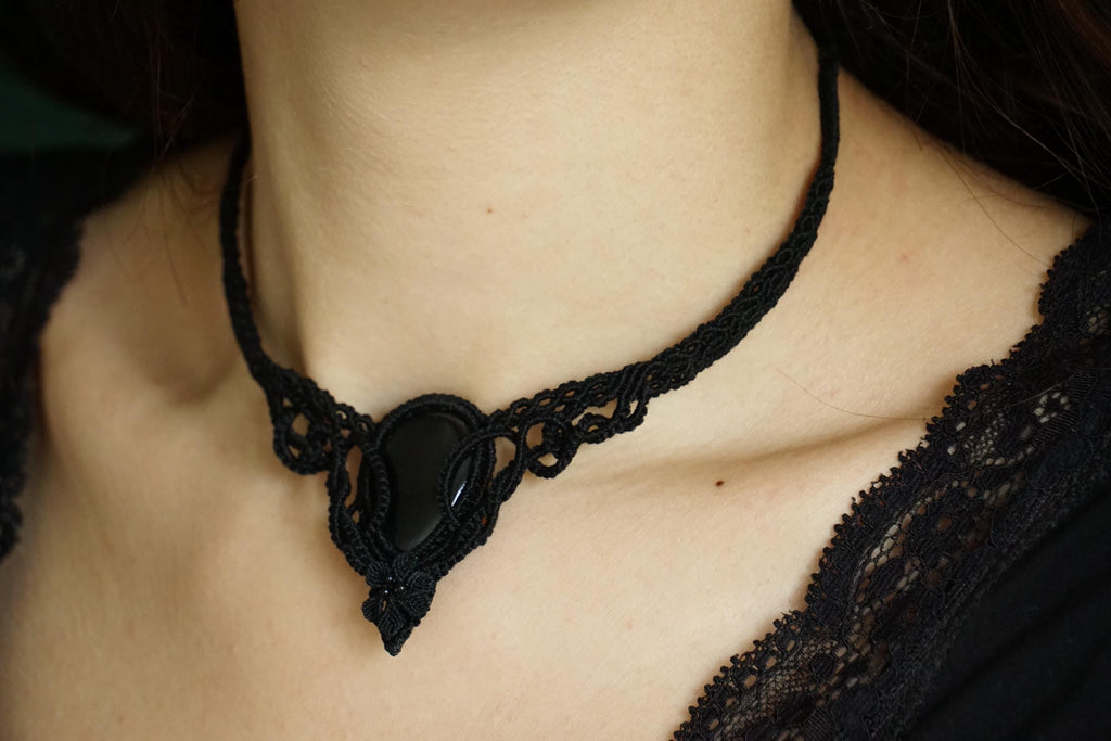 Collier Ras-de-Cou Gothique en Microm acramé avec Agate Noire - Coton & Astrance