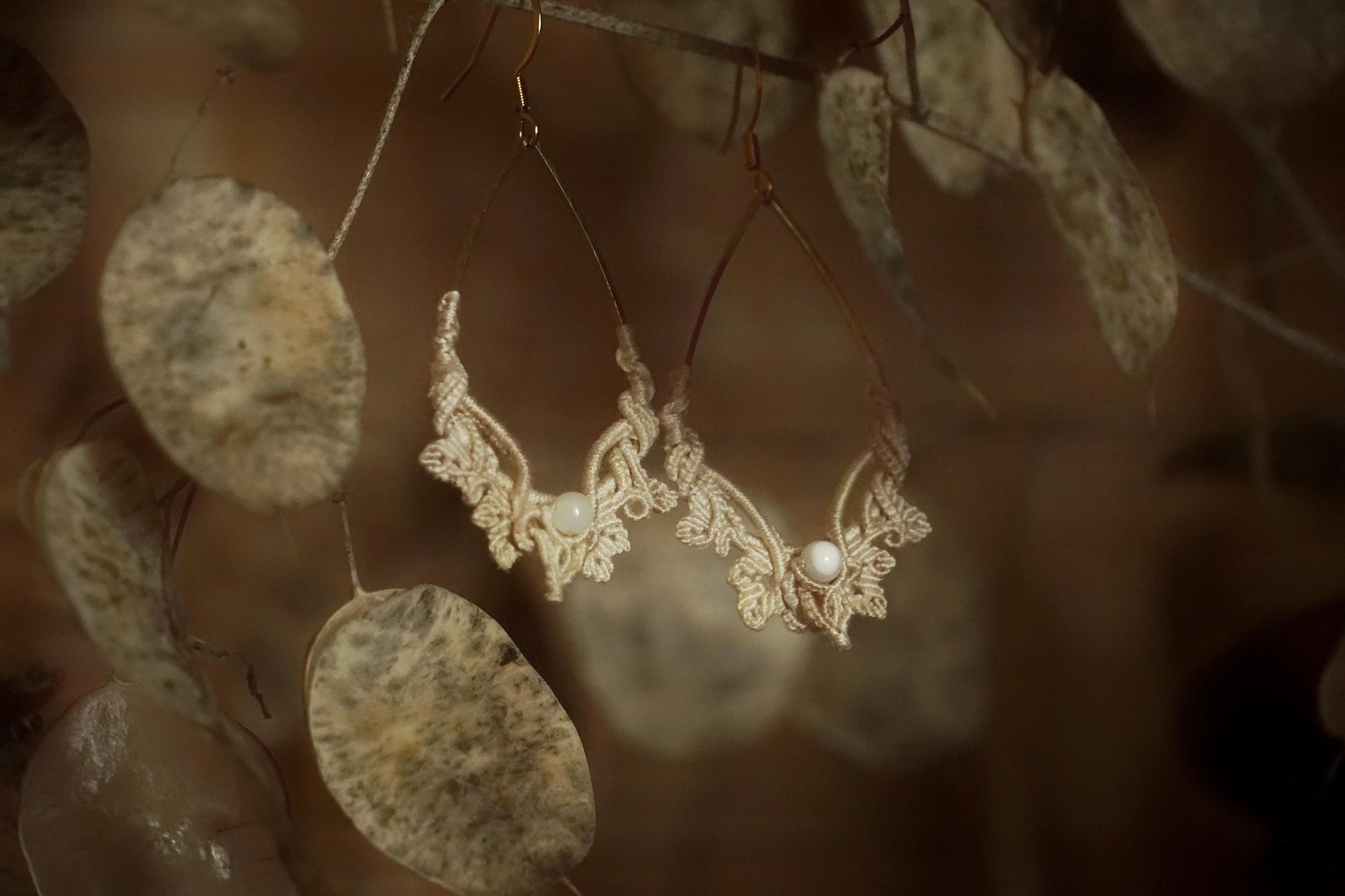 Boucles d’Oreilles en Micro Macramé avec nacre - Coton & Astrance