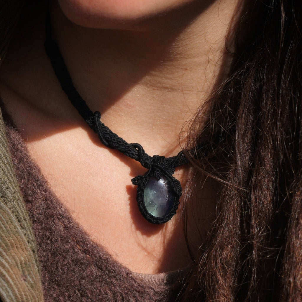 Bijou gothique artisanal en fluorite et macramé noir, coton et astrance