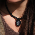 Bijou gothique artisanal en fluorite et macramé noir, coton et astrance