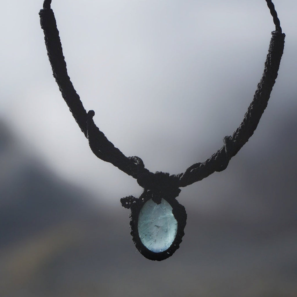 Bijou gothique artisanal en fluorite et macramé noir, coton et astrance