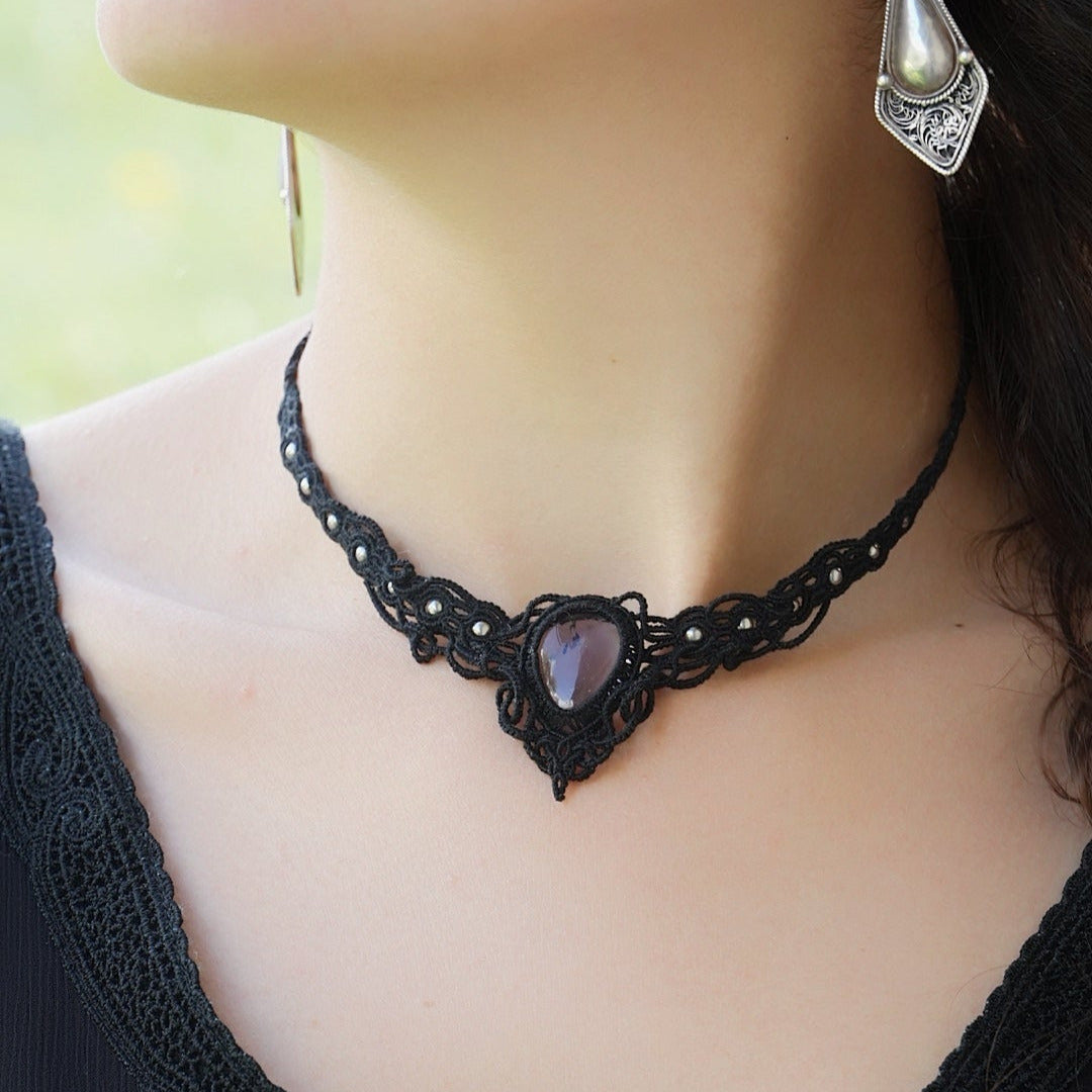 Collier plastron gothique en macramé noir et fluorite rose pâle