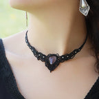 Collier plastron gothique en macramé noir et fluorite rose pâle