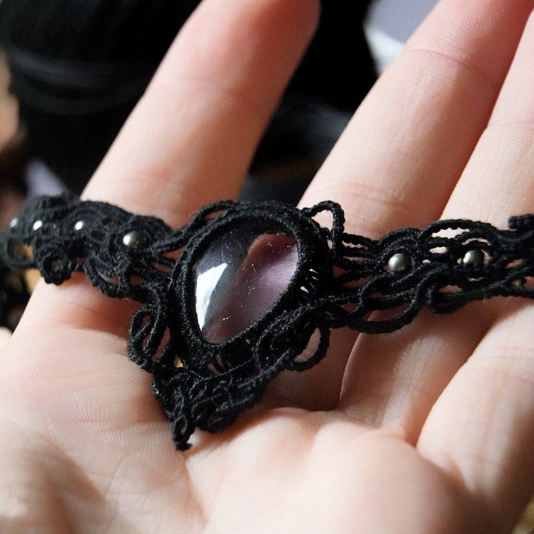 Gros plan sur fluorite rose pâle en goutte sertie en macramé noir