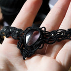 Gros plan sur fluorite rose pâle en goutte sertie en macramé noir