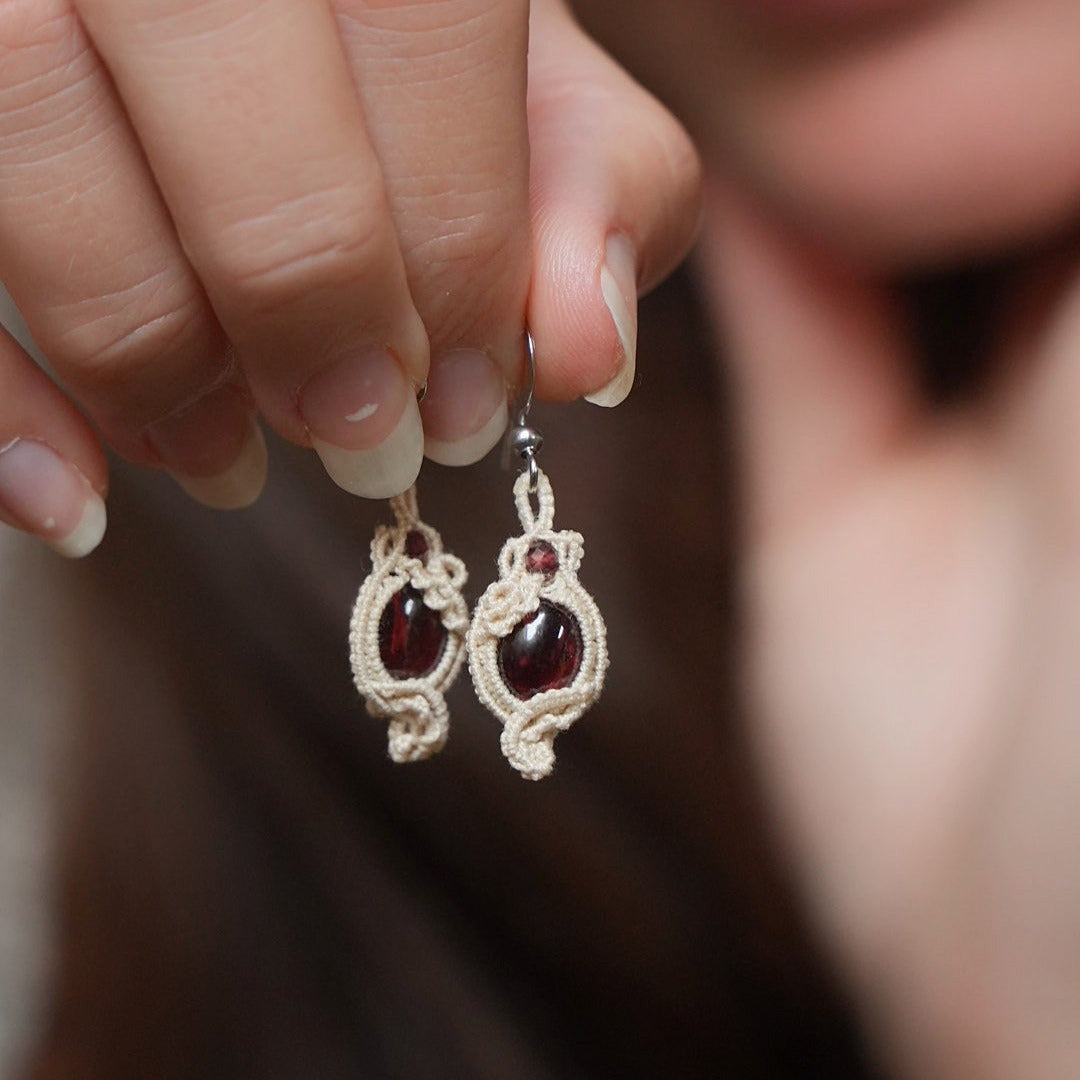 Boucles d’oreilles asymétriques en grenat rouge en micro-macramé écru – Coton et Astrance