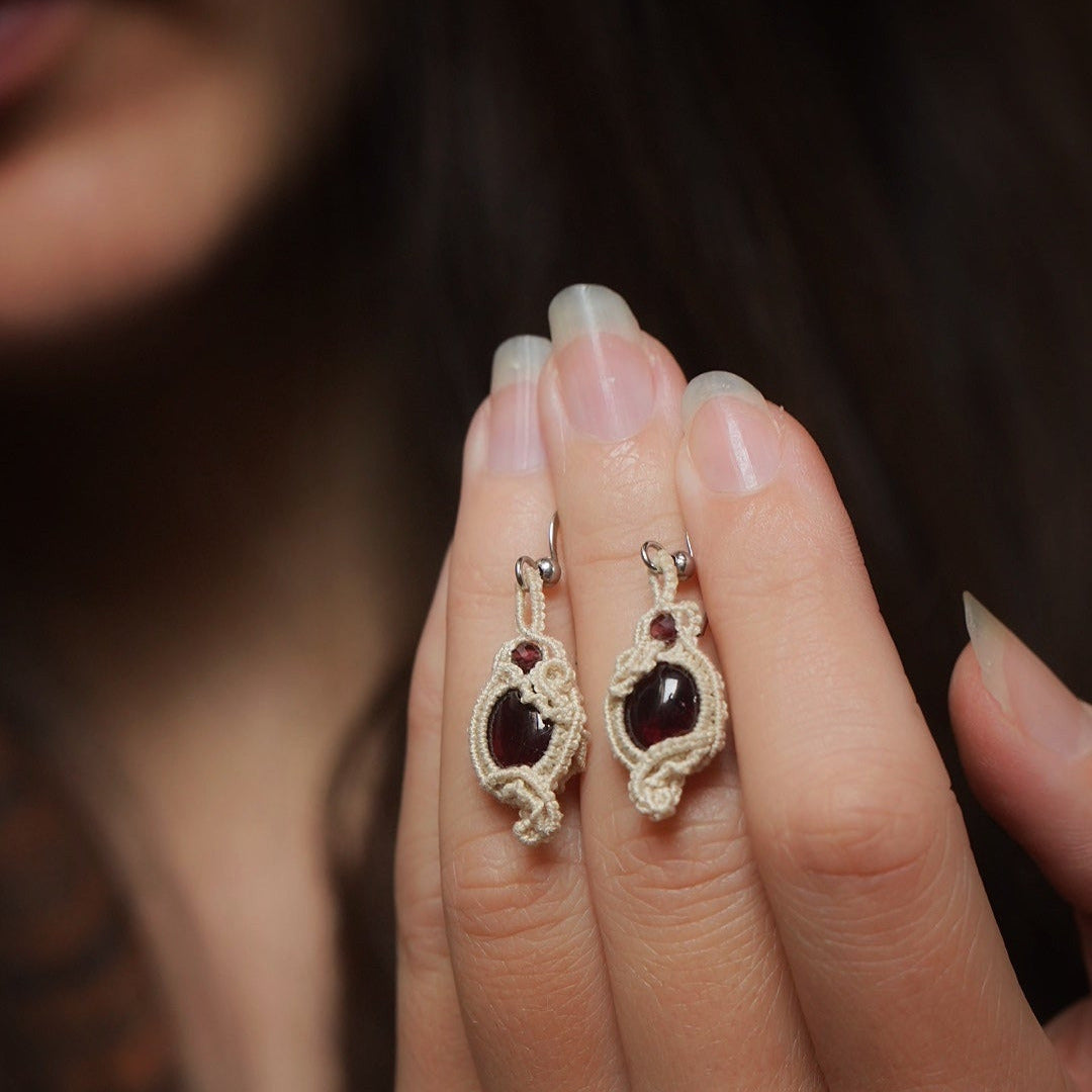 Bijou artisanal en grenat rouge et coton écru tissé à la main – Coton et Astrance