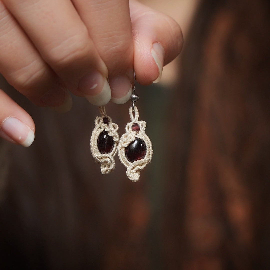 Détail du tissage micro-macramé écru et perles de grenat – Coton et Astrance