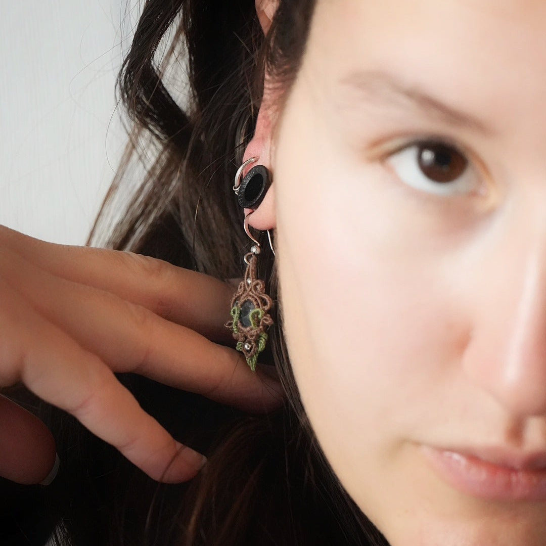 Boucles d’oreilles micro macramé bleu-vert portées - Coton et Astrance