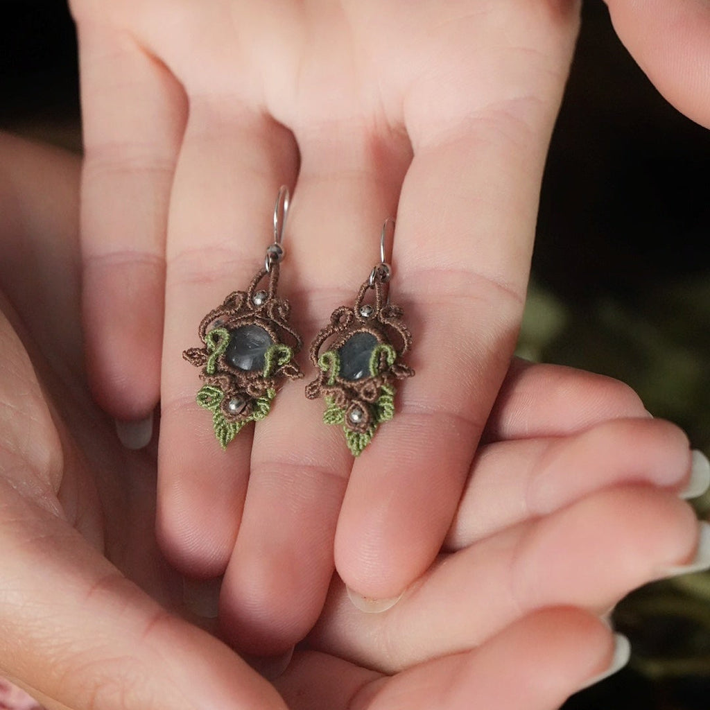 Vue rapprochée des motifs de liane elfique - Coton et Astrance