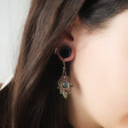 Boucles d’oreilles micro macramé bleu-vert portées - Coton et Astrance