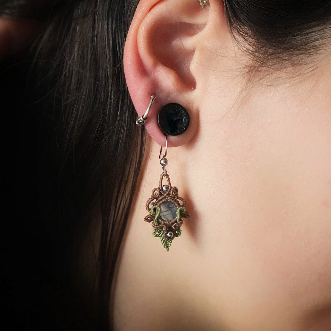 Boucles d’oreilles micro macramé bleu-vert portées - Coton et Astrance