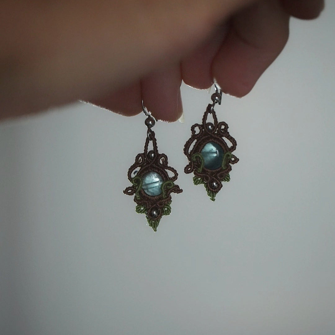 Gros plan sur la fluorite translucide et perles argentées - Coton et Astrance