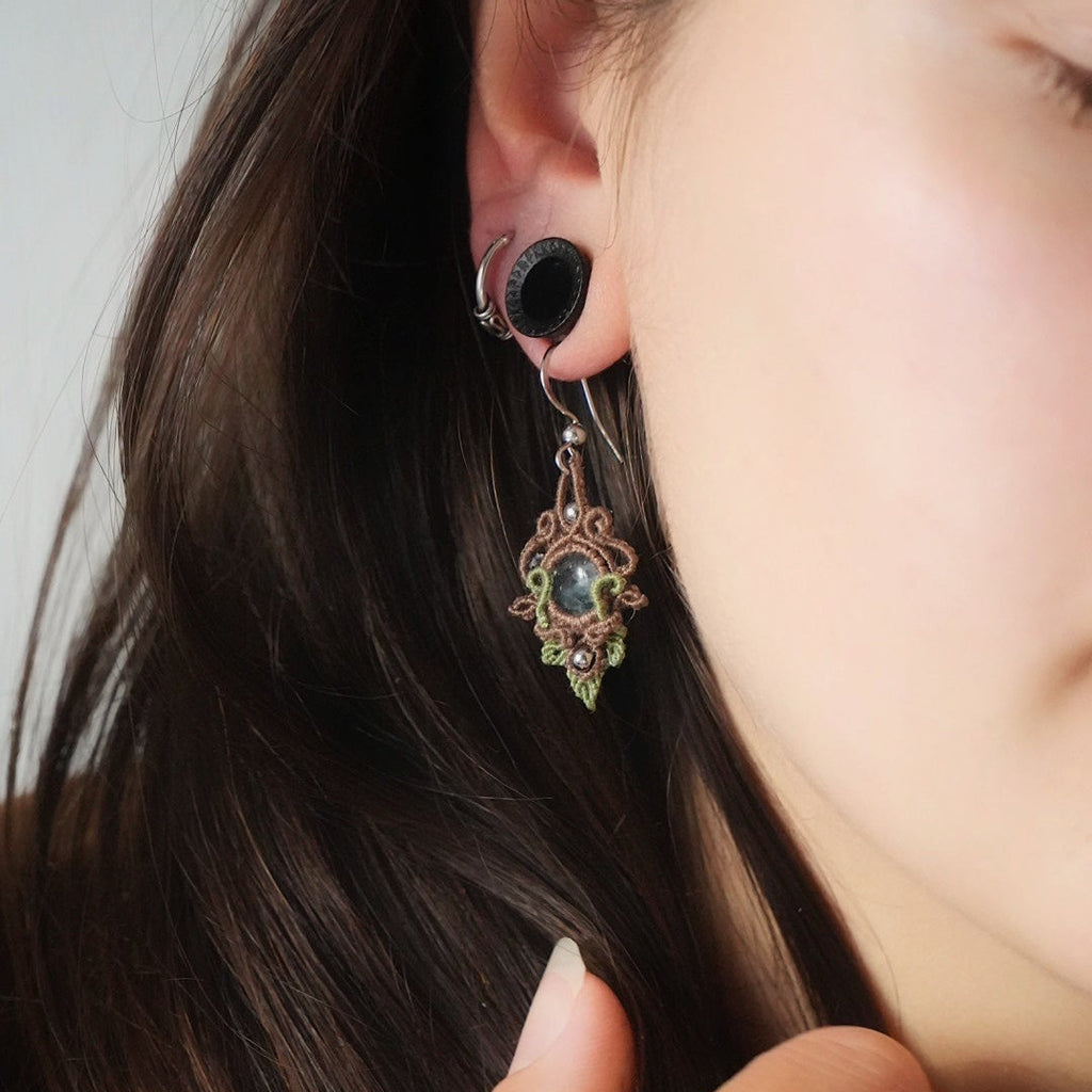 Boucles d’oreilles micro macramé bleu-vert portées - Coton et Astrance
