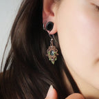 Boucles d’oreilles micro macramé bleu-vert portées - Coton et Astrance