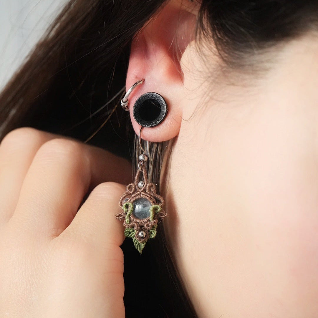 Boucles d’oreilles micro macramé bleu-vert portées - Coton et Astrance