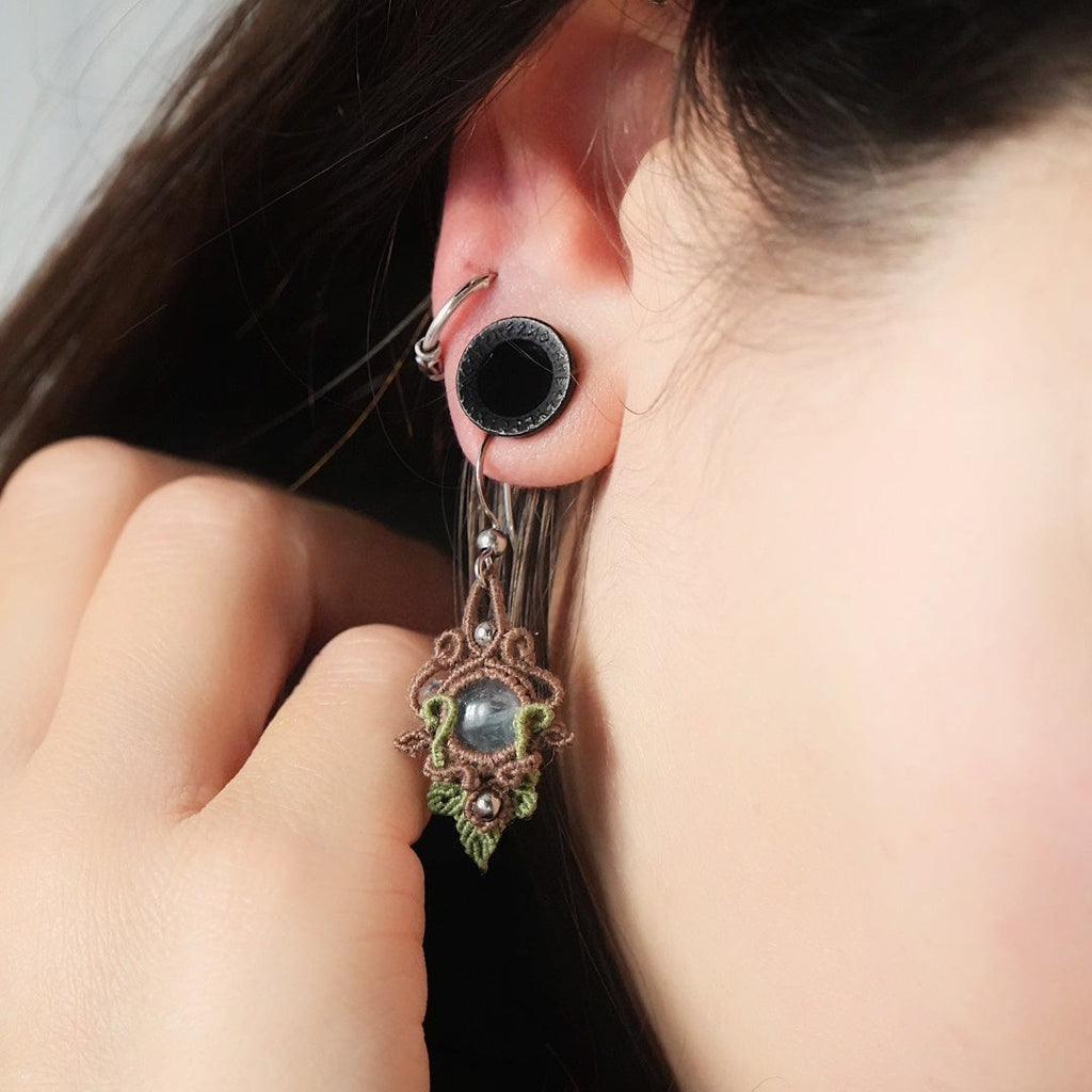 Boucles d’oreilles micro macramé bleu-vert portées - Coton et Astrance