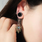 Boucles d’oreilles micro macramé bleu-vert portées - Coton et Astrance