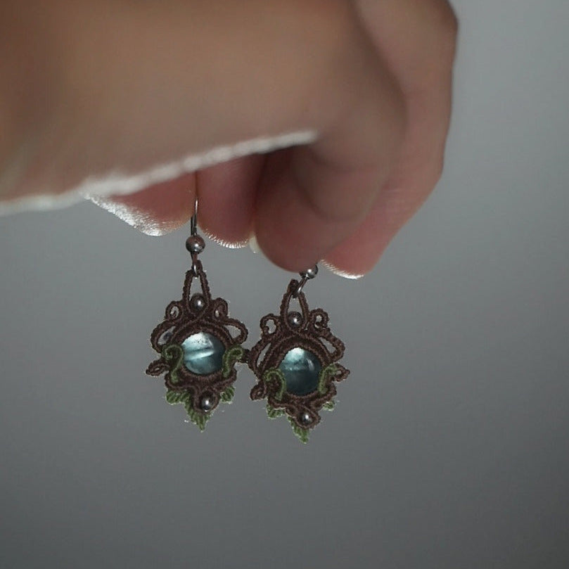 Gros plan sur la fluorite translucide et perles argentées - Coton et Astrance