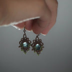 Gros plan sur la fluorite translucide et perles argentées - Coton et Astrance