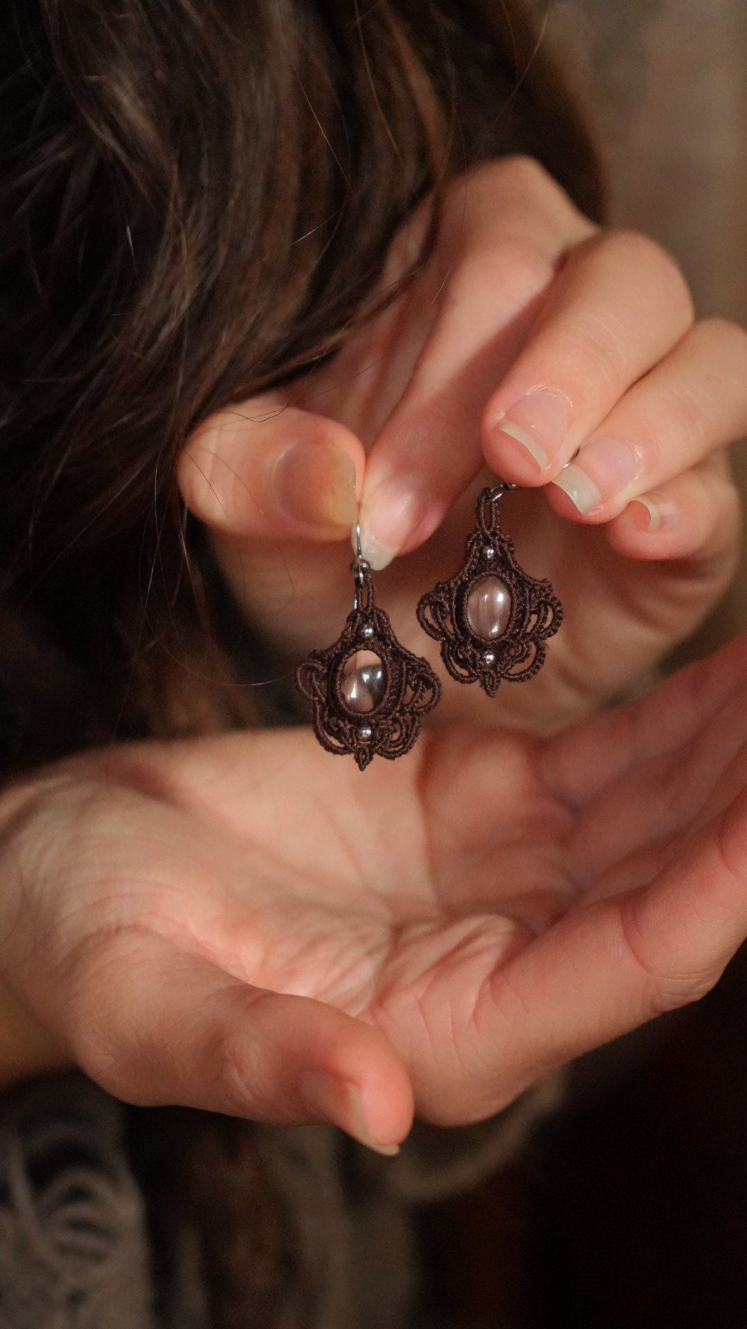 Boucles d’oreilles en micro macramé et cristal de roche, coton et astrance 