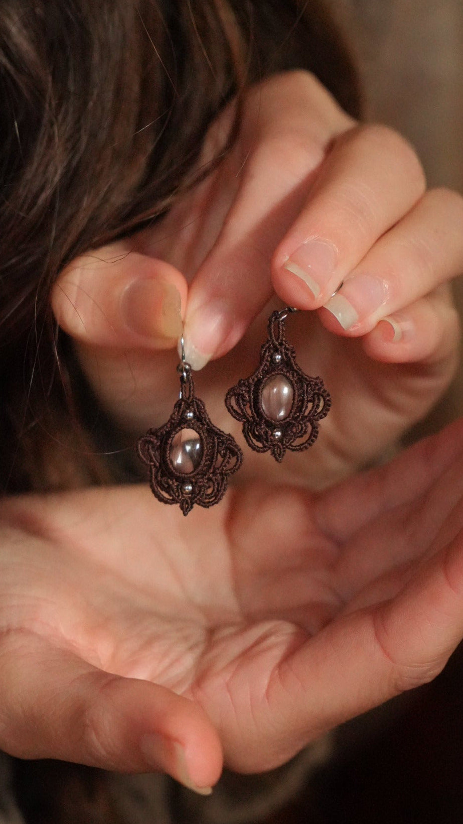 Boucles d’oreilles en quartz cristal de roche micro macramé Coton et Astrance