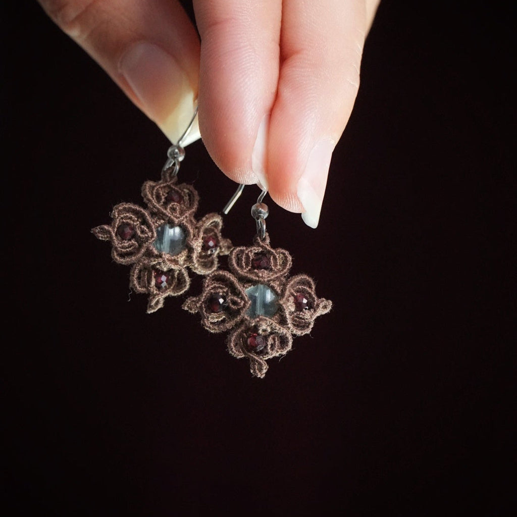 Gros plan sur la fluorite vert d’eau et mini grenats - Coton et Astrance micro macramé