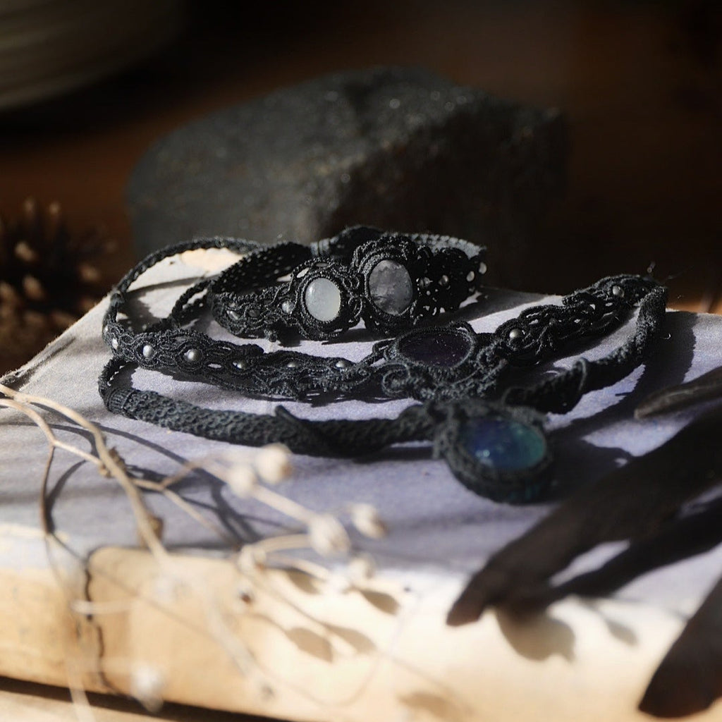 Bracelet artisanal en pierres naturelles et coton noir - coton et astrance