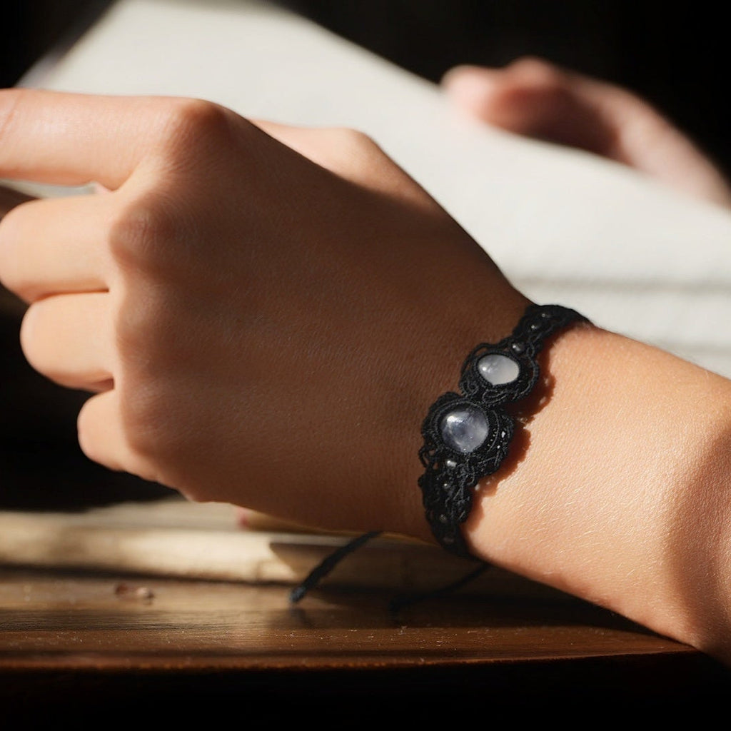 Bracelet artisanal en pierres naturelles et coton noir - coton et astrance