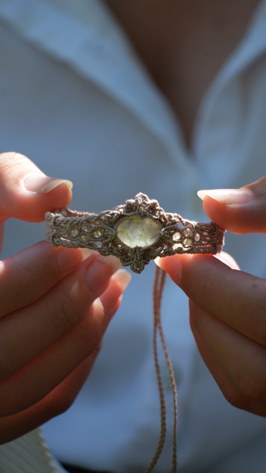 Bracelet celtique elfqiue en phrénite et micro macramé - Coton & Astrance