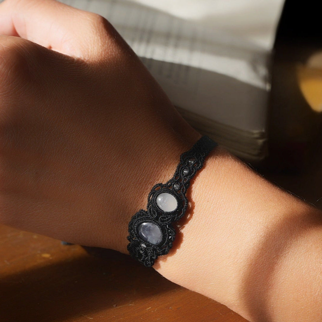 Bracelet elfique sombre avec pierres naturelles translucides - coton et astrance