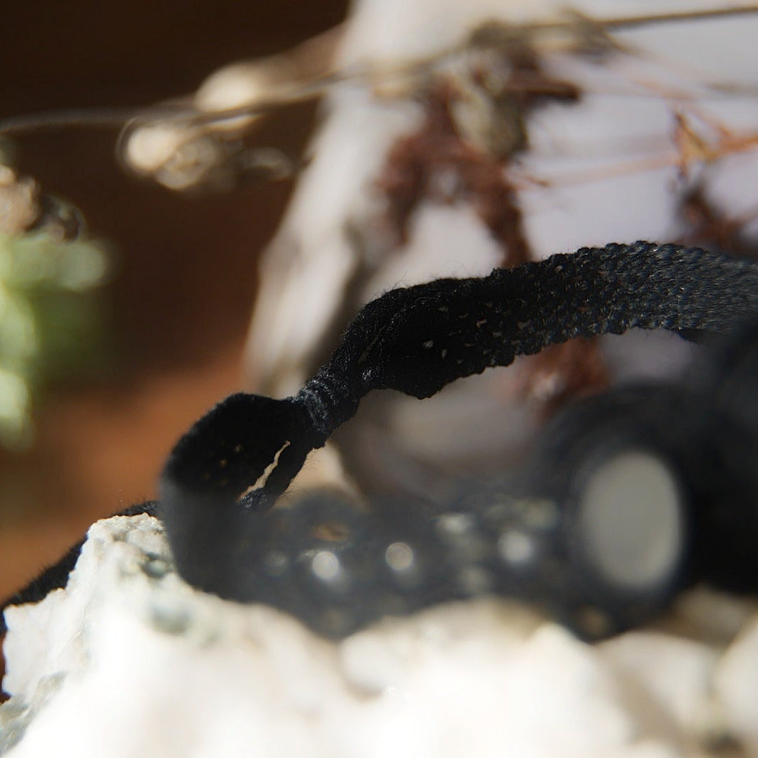 Bracelet elfique sombre avec pierres naturelles translucides - coton et astrance