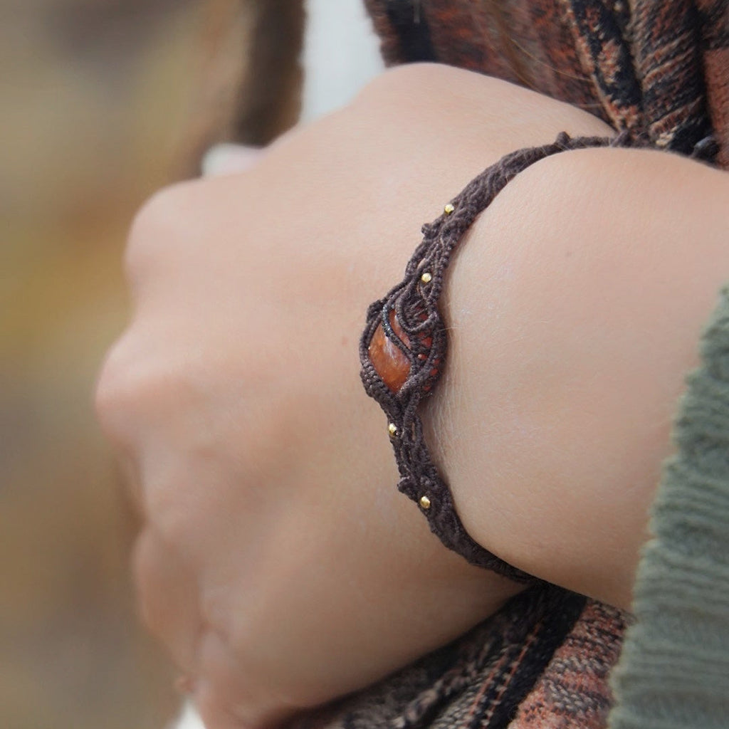 Bracelet talisman en cornaline et perles dorées, style bohème et féérique. Coton et Astrance