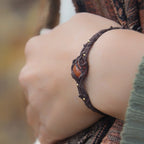 Bracelet talisman en cornaline et perles dorées, style bohème et féérique. Coton et Astrance