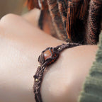 Bijou féérique fait main avec cornaline et motifs elfique en macramé. Coton et Astrance