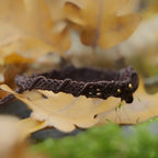 Détail du tissage fin en coton et perles dorées autour de la pierre de cornaline. Coton et Astrance