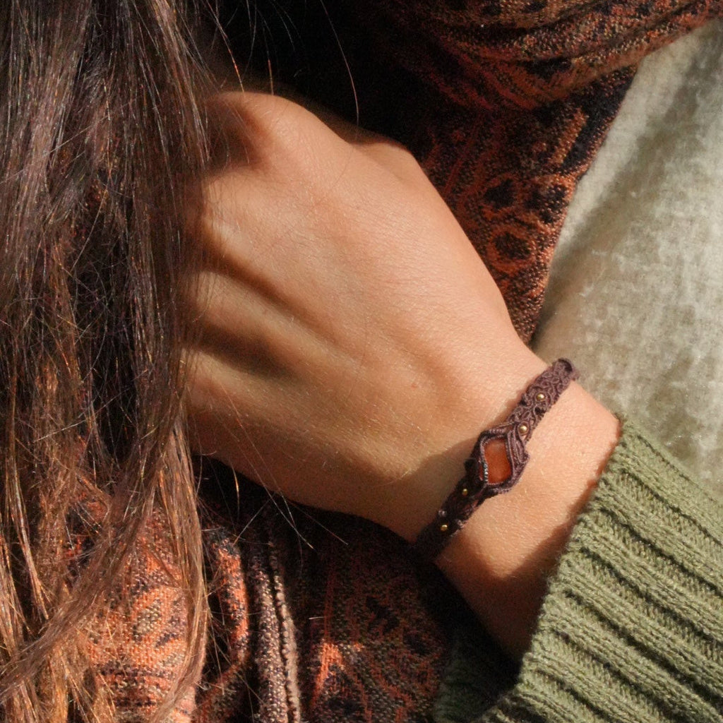 Bracelet automnal ajustable avec pierre naturelle et perles acier inox doré. Coton et Astrance