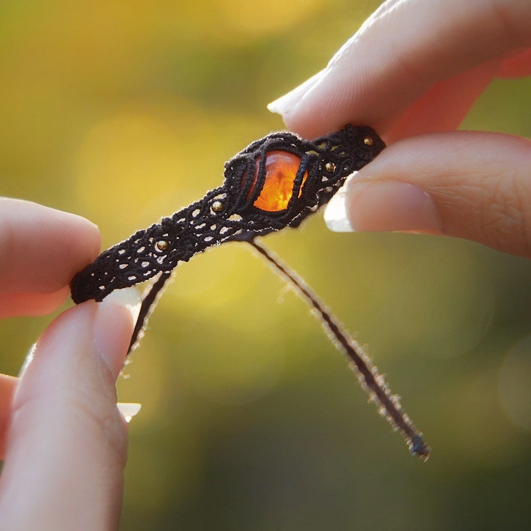 Bracelet elfique en cornaline orange et micro macramé marron Coton et Astrance. Coton et Astrance